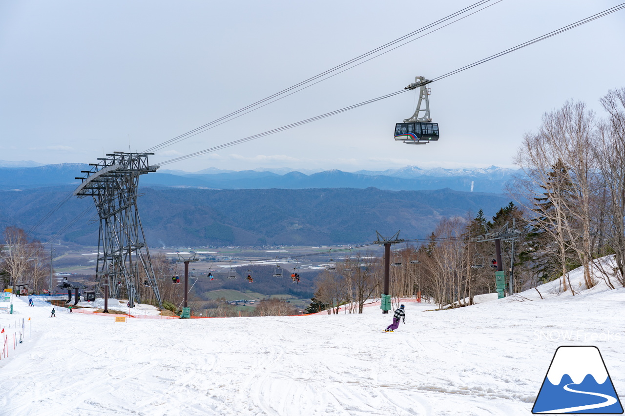 富良野スキー場｜高度感たっぷり、標高900ｍの別世界。大雪山系を望む絶景と春雪を思いっきり楽しみましょう！